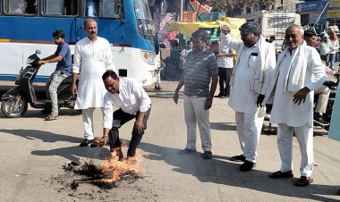कांग्रेसियों ने बस स्टैंड तिराहे पर फूंक दिया सीएम का पुतला