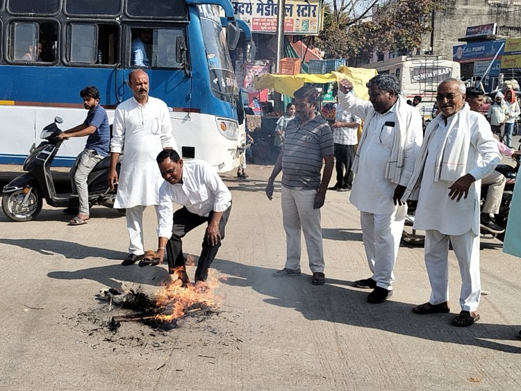 कांग्रेसियों ने बस स्टैंड तिराहे पर फूंक दिया सीएम का पुतला