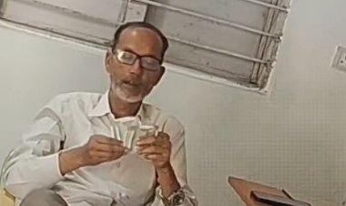 Bhopal Nagar Nigam में भ्रष्टाचार का पर्दाफाश, नोटों की गड्डियां गिनता दिखा अधिकारी