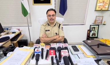 CRIME NEWS : पुलिस ने फ्लैट में जुए के अड्डे पर मारा छापा ,छत से कूदकर भागे जुआड़ी 