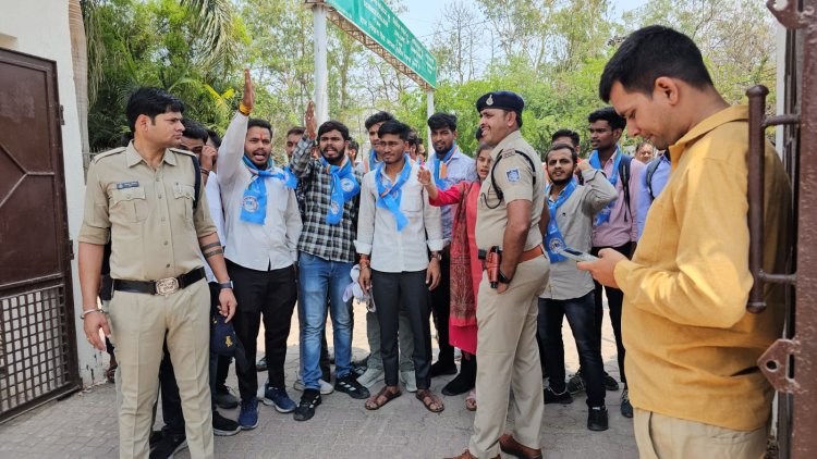 टीआरएस महाविद्यालय में व्याप्त समस्याओं को लेकर एनएसयूआई ने तालाबंदी करते हुए प्रदर्शन किया व सौंपा ज्ञापन