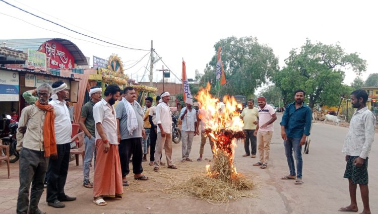 MP NEWS : मऊगंज में कांग्रेस कार्यकर्ताओं का प्रदर्शन, उपमुख्यमंत्री जगदीश देवड़ा का फूंका पुतला