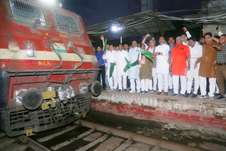 ग्वालियर से प्रयागराज के लिए नई ट्रेन सेवा शुरू, सांसद ने दिखाई हरी झंडी