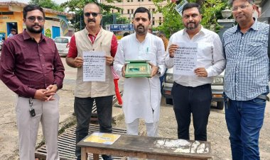 कांग्रेस ने स्कूली बच्चों के बस्तों का चेक किया वजन