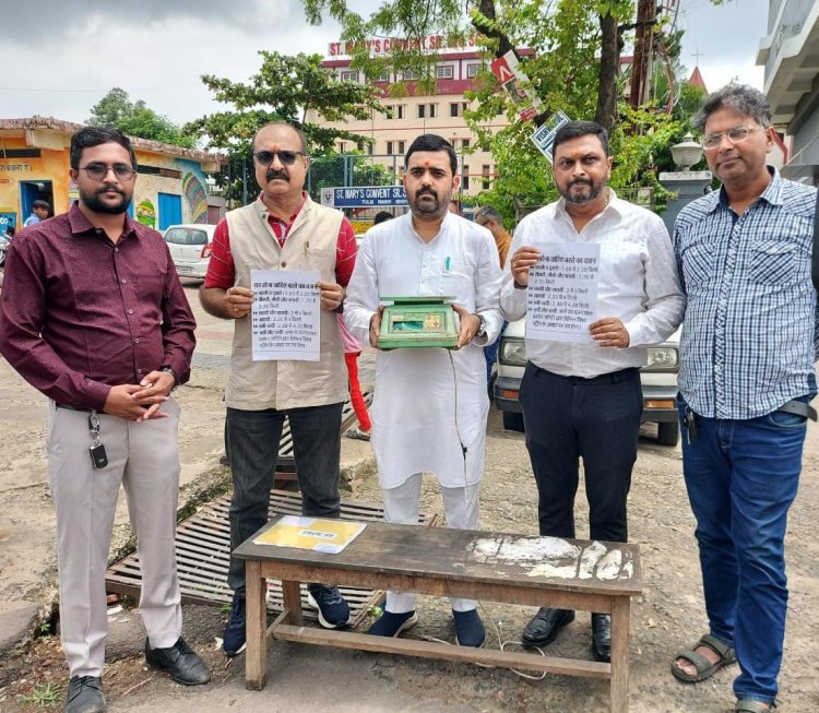 कांग्रेस ने स्कूली बच्चों के बस्तों का चेक किया वजन
