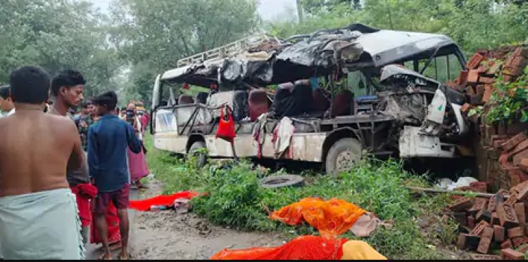 झारखंड के देवघर में बस-ट्रक भिड़े, 18 कांवड़ियों की मौत