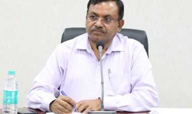 कमिश्नर ने स्वरोजगार, वृक्षारोपण और गौशाला निर्माण की समीक्षा की