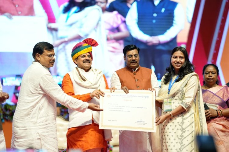 विद्युत कंपनियों के नवनियुक्त कार्मिकों को CM ने दिए नियुक्ति-पत्र