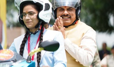 7832 छात्रों को मिली स्कूटी, CM बोले- युवाओं को नौकरी देने वाला बनना चाहिए.