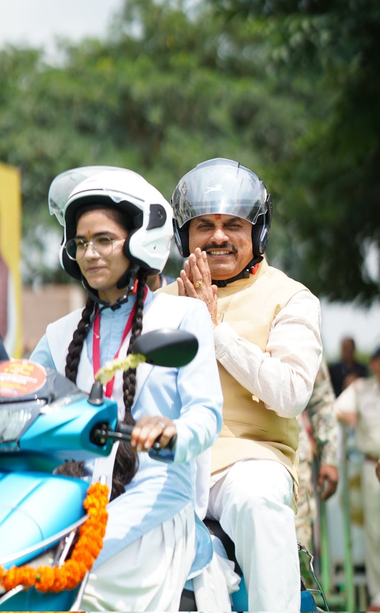 7832 छात्रों को मिली स्कूटी, CM बोले- युवाओं को नौकरी देने वाला बनना चाहिए.