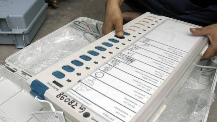 EVM पर अब रंगीन दिखेगी उम्मीदवारों की फोटो, नाम भी बड़े अक्षरों में लिखा जाएगा, ताकि वोटर्स को पढ़ने में आसानी हो