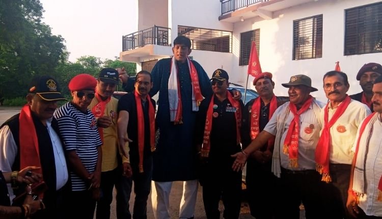 एशिया के सबसे लम्बे इंसान धर्मेंद्र प्रताप सिंह पहुंचे रीवा