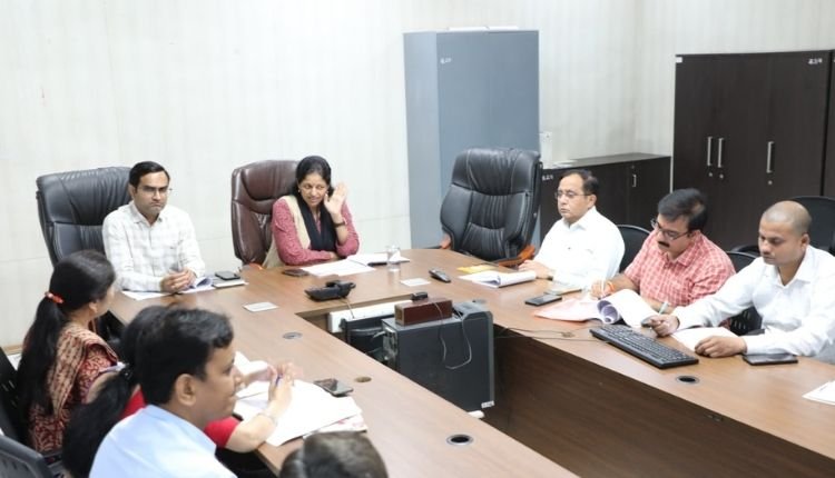 "स्वस्थ नारी, सशक्त परिवार" अभियान की समीक्षा में कलेक्टर सख्त, लापरवाही पर नोटिस जारी