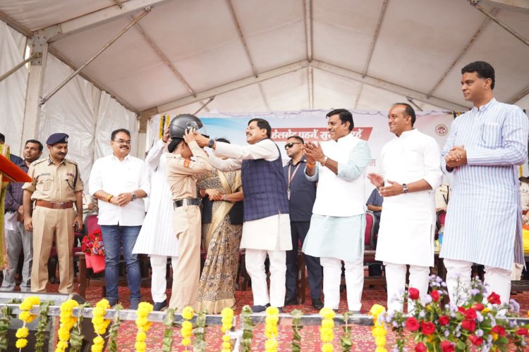 CM डॉ मोहन यादव ने बांटे फ्री हेलमेट, बोले- हेलमेट जीवन रक्षा का कवच है