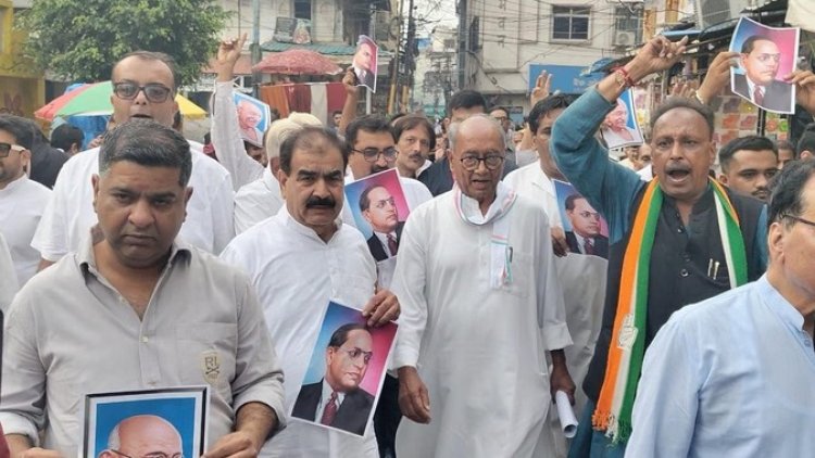 Indore में दिग्विजय सिंह का जमकर विरोध, दिखाए काले झंडे, फेंकी चूड़ियां, लगाए वापस जाओं के नारे