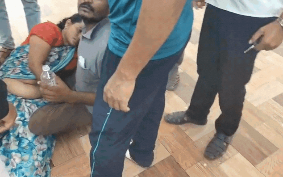 रीवा: खाद वितरण केंद्र पर भगदड़, 20 से ज्यादा महिलाएं घायल