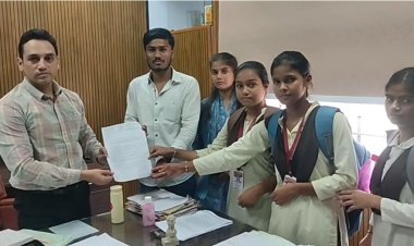 खाने में मिला था कीड़ा, छात्राओं ने कलेक्टर से की शिकायत