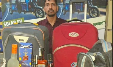INDORE: अवैध शराब का परिवहन करने वाला आरोपी गिरफ्तार, बैग से जब्त हुईं महंगी शराब की बोतलें