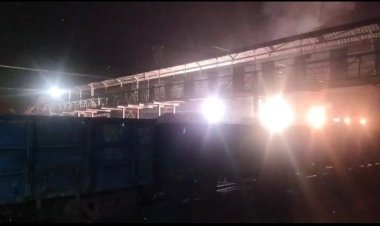 रेलवे स्टेशन में टला बड़ा हादसा, चलती मालगाड़ी में विस्फोट