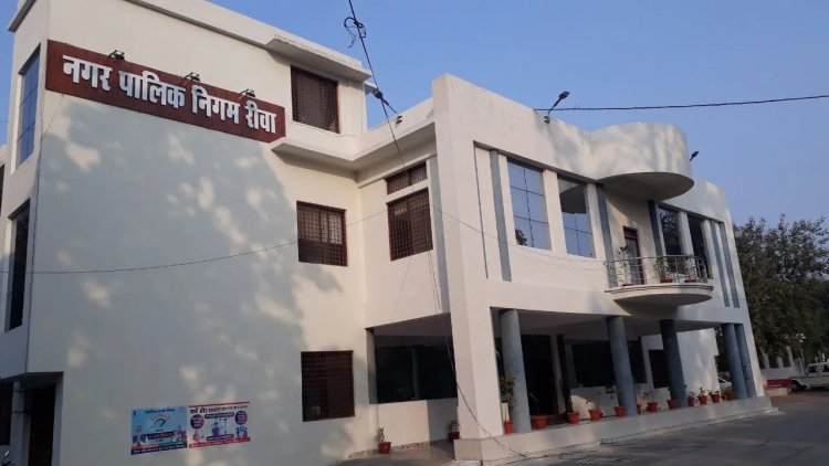 बकाया संपत्तिकर पर नगर निगम की सख्ती, कई दुकानों में तालाबंदी