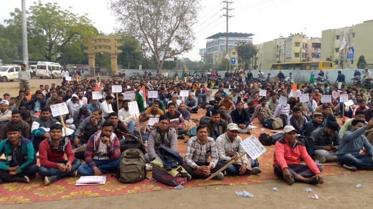 2 साल लंबे इंतजार के बाद आउटसोर्स कर्मचारियों का हल्ला-बोल