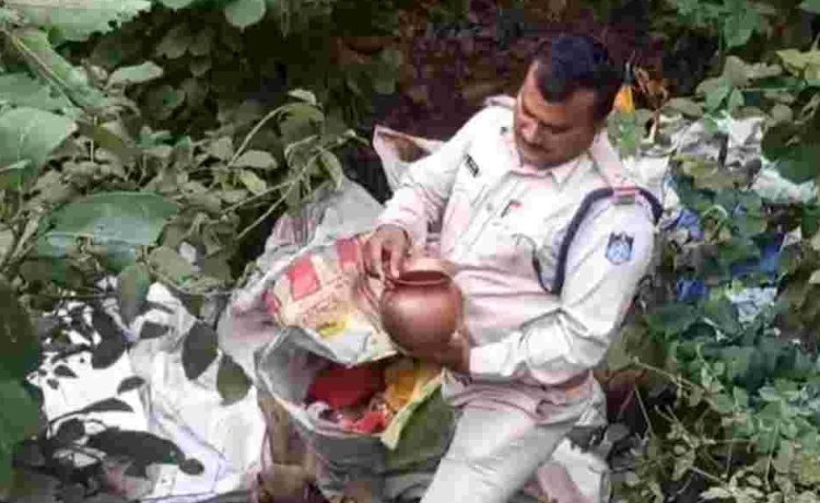 ओंकारेश्वर में मिले हजारों तांबे के लोटे, आसपास के लोग बता रहे चमत्कार