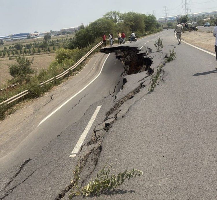 भोपाल में फिर धंसी सड़क, बड़ा हादसा टला,कांग्रेस ने लगाए भ्रष्टाचार के आरोप