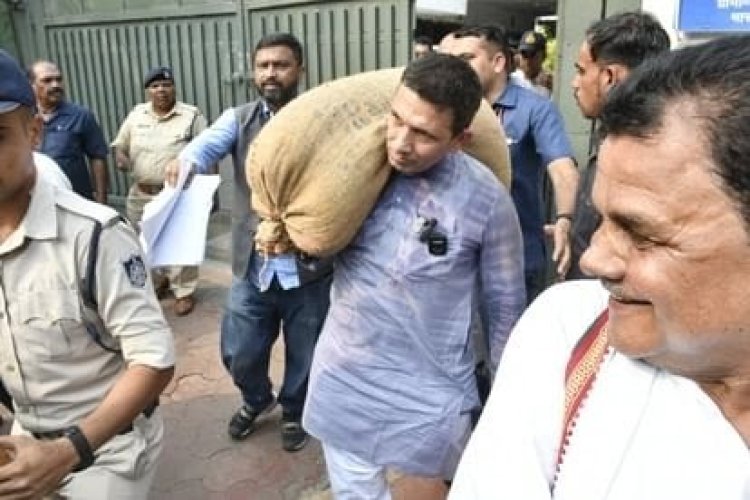 अनाज की बोरी लेकर शिवराज के बंगले पहुंचे जीतू पटवारी