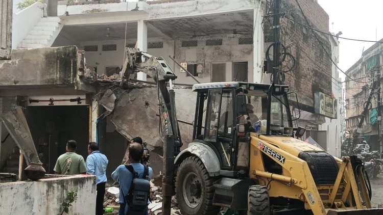 भोपाल के कोलार में छत पर बने अवैध निर्माण पर निगम की कार्रवाई