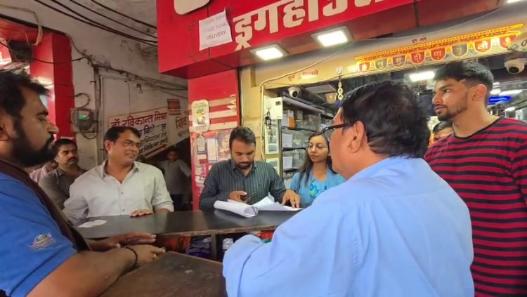 REWA BREAKING: पब्लिक वाणी की खबर का असर, अन्नपूर्णा मेडिकल स्टोर पर अधिकारियों ने मारी रेड