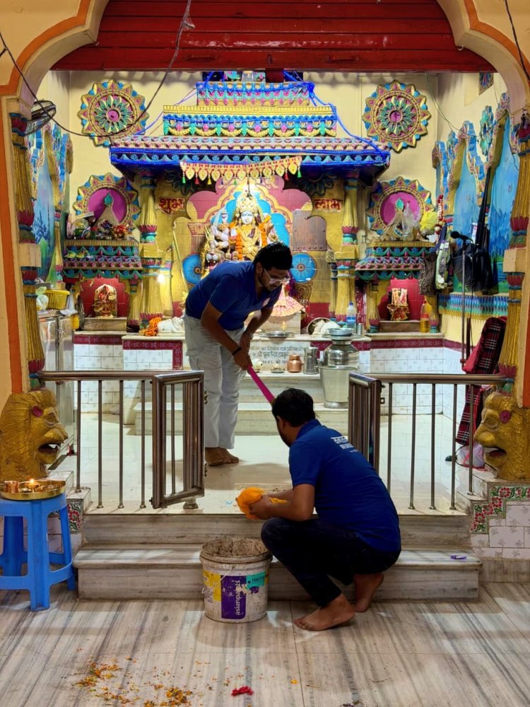 सनातनी इन्फ्लुएंस संस्था का मंदिर स्वच्छता अभियान जारी, बारिश में भी नहीं थमी सेवा