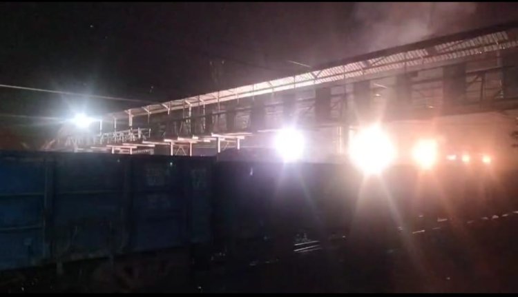 रेलवे स्टेशन में टला बड़ा हादसा, चलती मालगाड़ी में विस्फोट