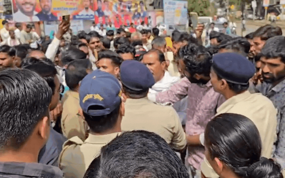 आगर मालवा में सोयाबीन के कम दाम मिलने से किसानों ने किया प्रदर्शन, नेशनल हाईवे- 552 को किया जाम