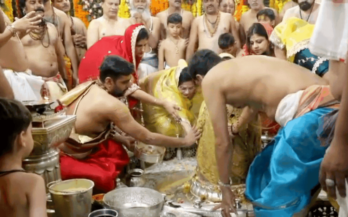 दीपोत्सव महापर्व पर महाकालेश्वर मंदिर में पंचामृत अभिषेक व अन्नकूट भोग अर्पण