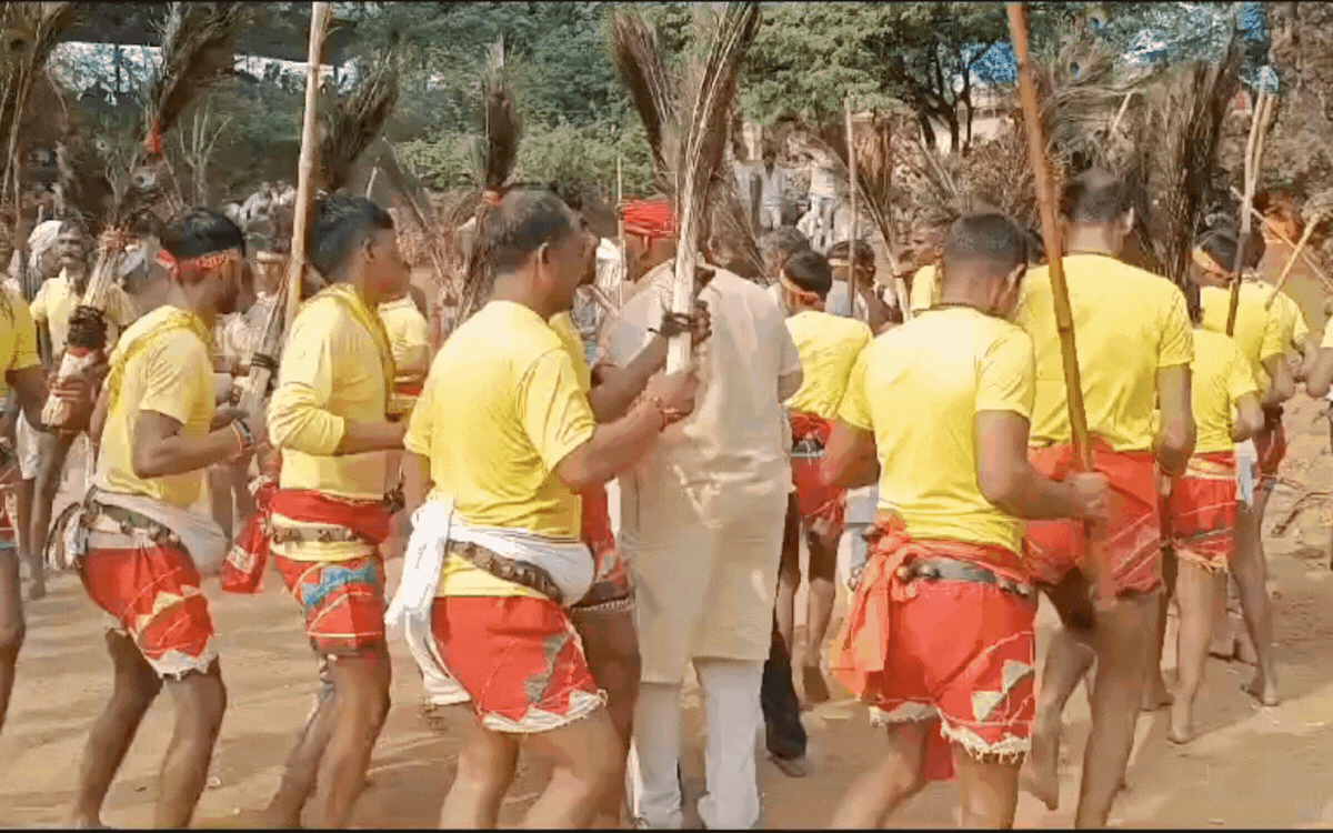 चित्रकूट दीपावली मेला पर्व के दूसरे दिन अन्नकूट में दिवारी नृत्य की धूम