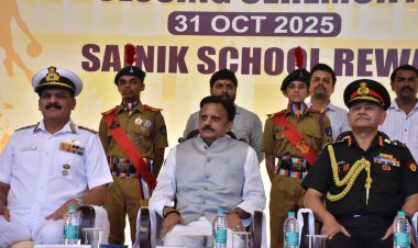 45 साल बाद स्कूल लौटे भारतीय थल सेना और नौसेना प्रमुख