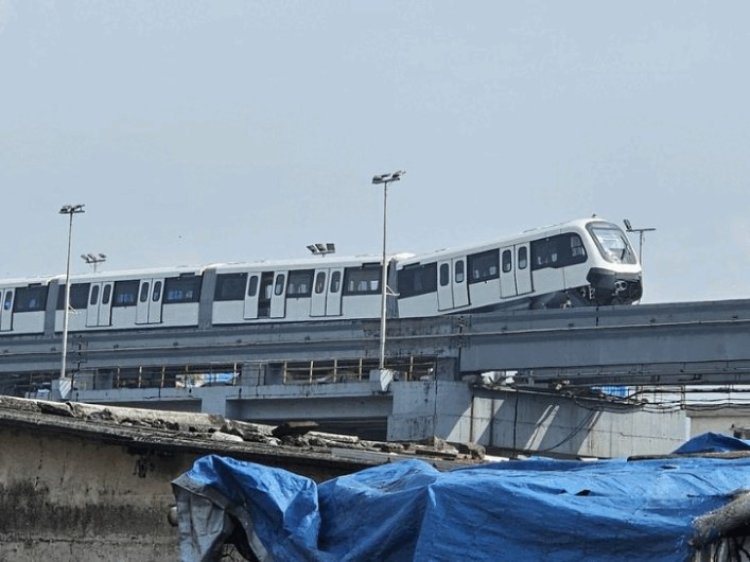 मुंबई में मोनोरेल ट्रेन डिरेल होकर हवा में लटकी 3 कर्मचारी घायल