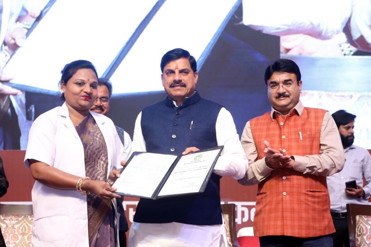 मुख्यमंत्री डॉ. मोहन यादव ने आज 877 चयनित अभ्यर्थियों को सौंपे ज्वाइनिंग लेटर