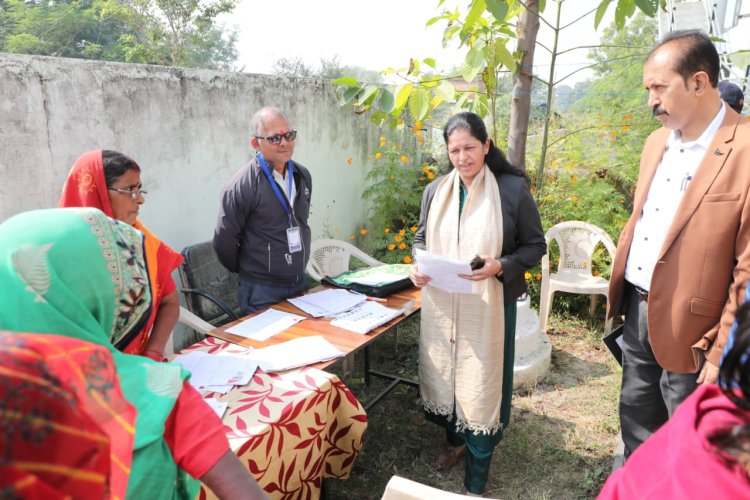 रीवा: SIR का निरीक्षण करने पहुंची कलेक्टर, BLO को दिए निर्देश