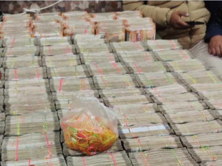 सागर में कार से पकड़ाए 3.98 करोड़ रुपए 500 और 200 रुपए के नोटों की गडि्डयां मिलीं