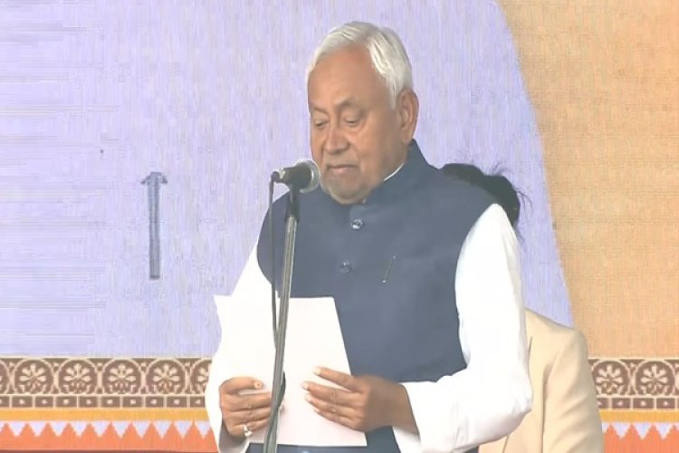10वीं बार बिहार के CM बने नीतीश कुमार शपथ के बाद PM से मिलाया हाथ