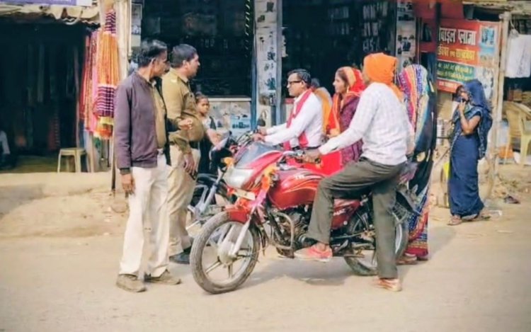 जवा में पुलिस की वाहन चेकिंग, हेलमेट न लगाने पर दी समझाइश