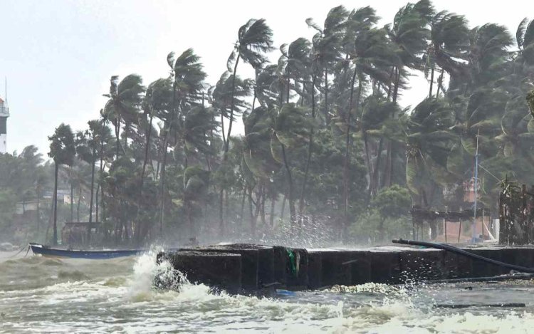 Ditvah Cyclone: भारत की और बढ़ रहा दितवाह चक्रवात, श्रीलंका में अब तक 90 मौत