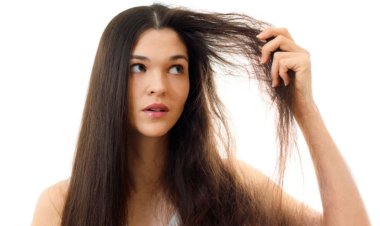  महंगे ट्रीटमेंट भूल जाइए, ये 3 जादुई तेल झड़ते बालों को तुरंत रोक देंगे