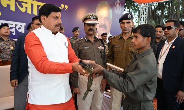 बालाघाट में लाल आतंक की कमर टूटी, 10 नक्सलियों ने मुख्यमंत्री के सामने किया सरेंडर