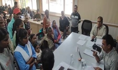 दमोह में गेस्ट शिक्षक को कलेक्टर ने किया बर्खास्त, तो भिड़ गईं छात्राएं
