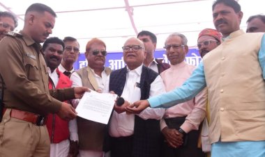 IAS संतोष वर्मा के समर्थन में धरना, मुख्यमंत्री के नाम सौंपा ज्ञापन