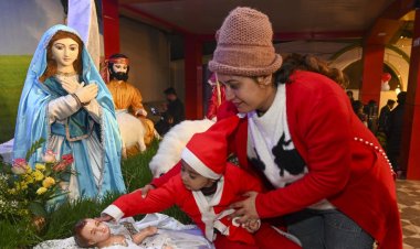 चर्च के बाहर हनुमान चालीस,  सांता की प्रतिमा से तोड़फोड़, कहां गई भारत की आजादी?