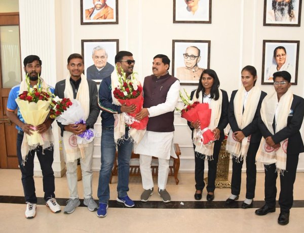 MP की वर्ल्ड चैंपियन बेटियों को 25 लाख रुपए की राशि, CM डॉ. मोहन यादव ने किया सम्मानित