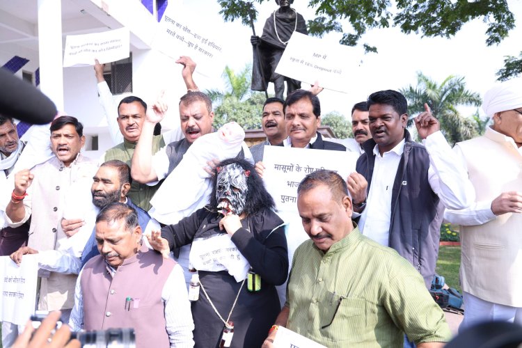 MP विधानसभा का पहला दिन: सदन में उठा जहरीली सिरप का मुद्दा, बच्चों का पुतला लेकर पहुंचे कांग्रेसी, जानिए पहले दिन क्या-क्या हुआ